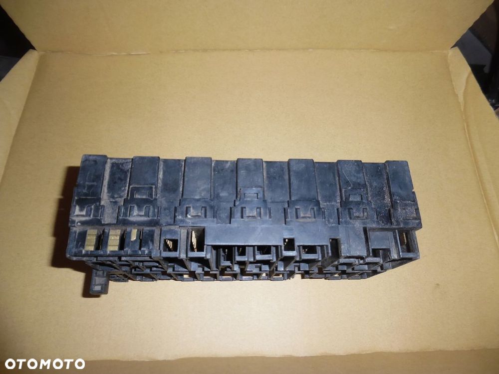 VW T4 2.5TDI 96- SKRZYNKA BEZPIECZNIKÓW MODUŁ WKŁAD - 3