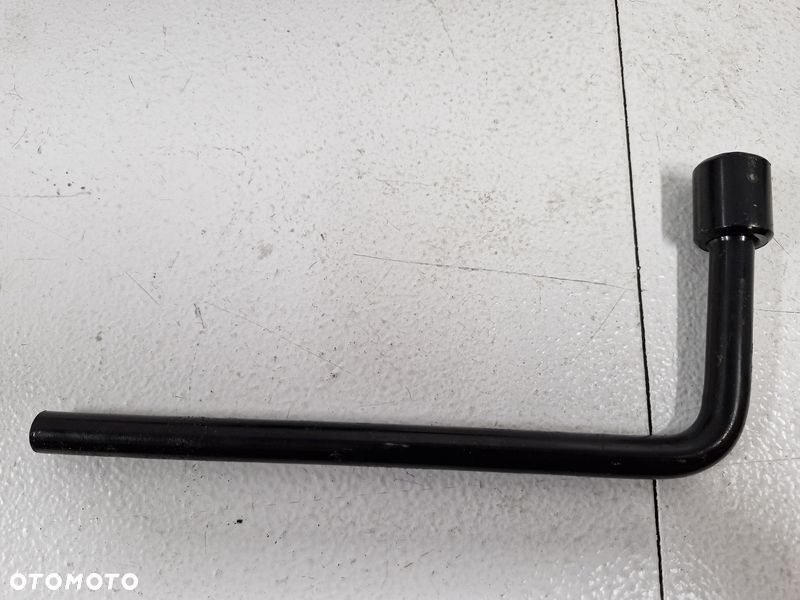 PEUGEOT 2008 I 1 WKŁAD KOŁA ZAPASOWEGO LEWAREK UCHO KLUCZ 9817224380 - 4