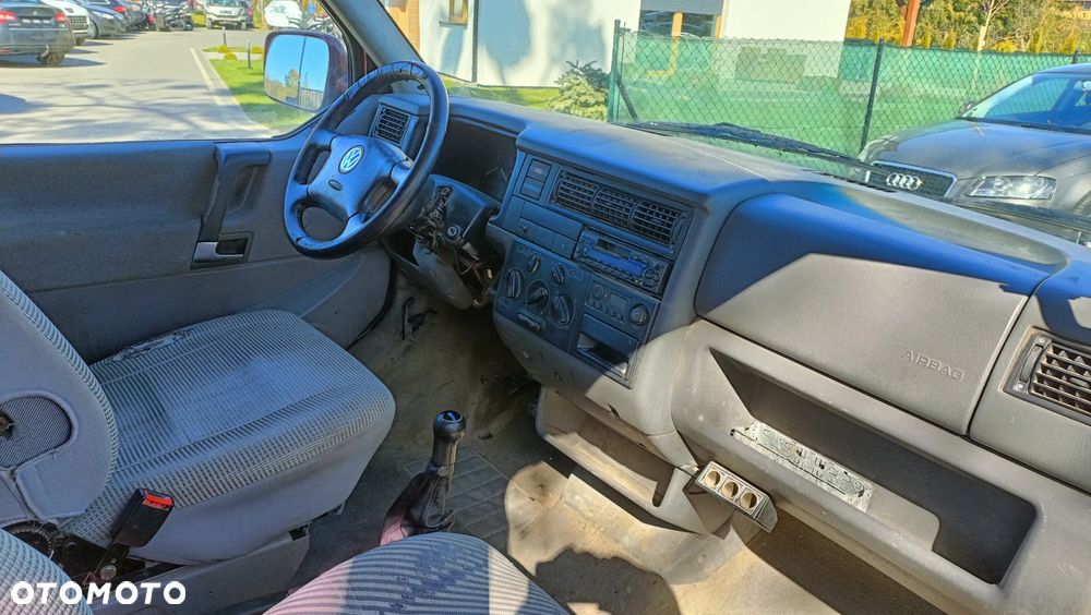 Volkswagen Caravelle - 11