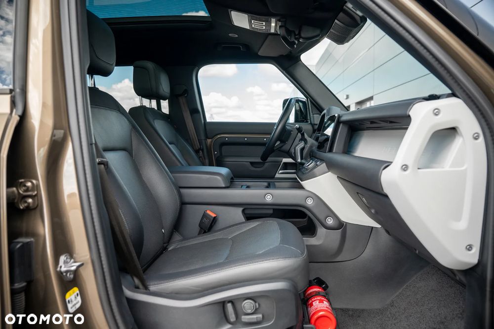 Land Rover Defender 3.0 D300 mHEV X-Dynamic HSE - 16