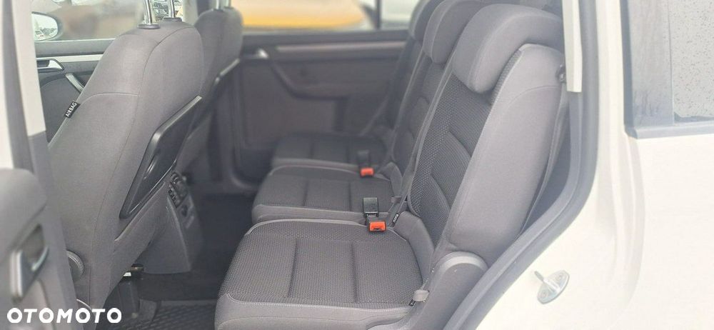 Volkswagen Touran - 10