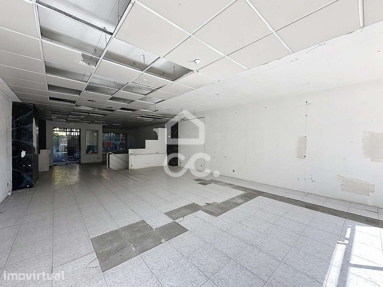 Espaço Comercial de 158 m² no Centro de Chaves com dois pisos e frente - Grande imagem: 2/12
