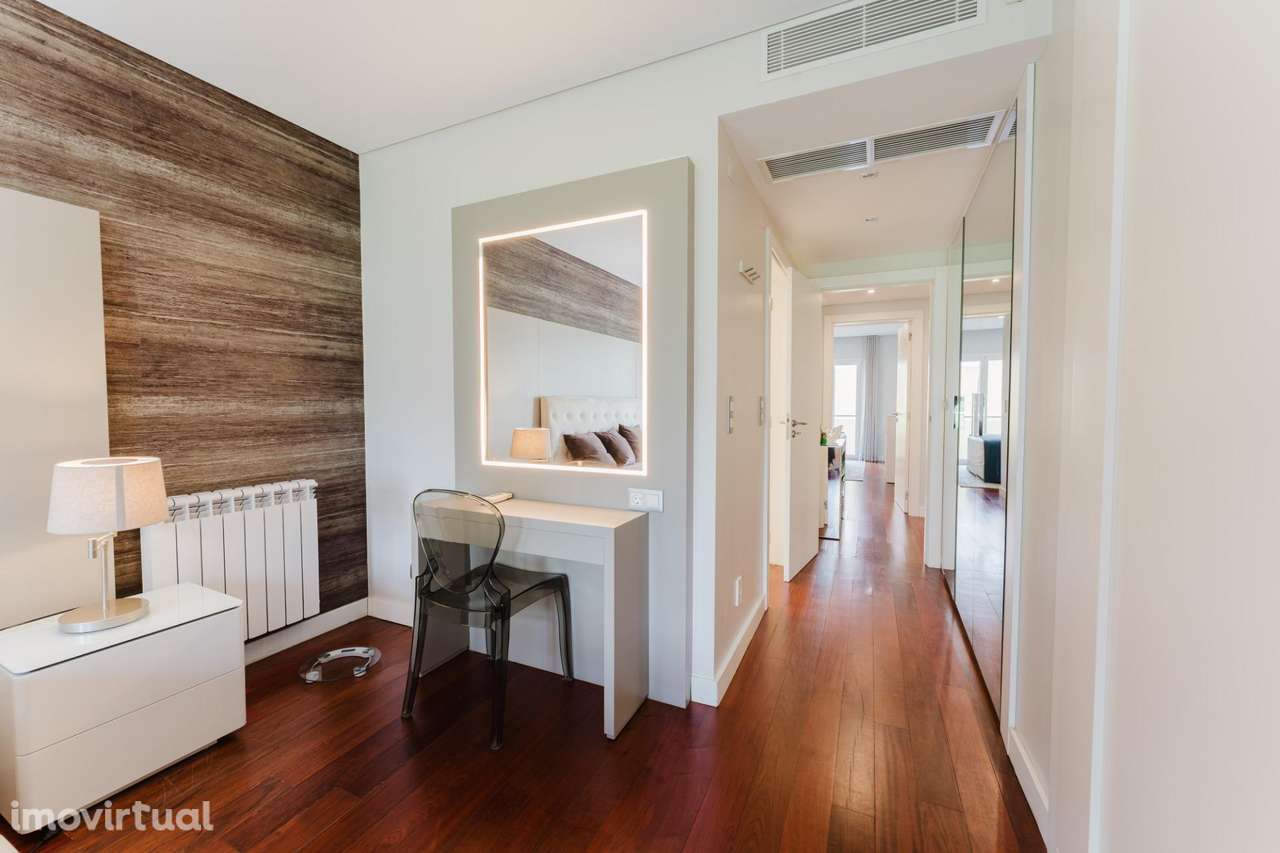 Apartamento T4 | Avenida Marquês de Tomar, Lisboa — Três... - Grande imagem: 3/29