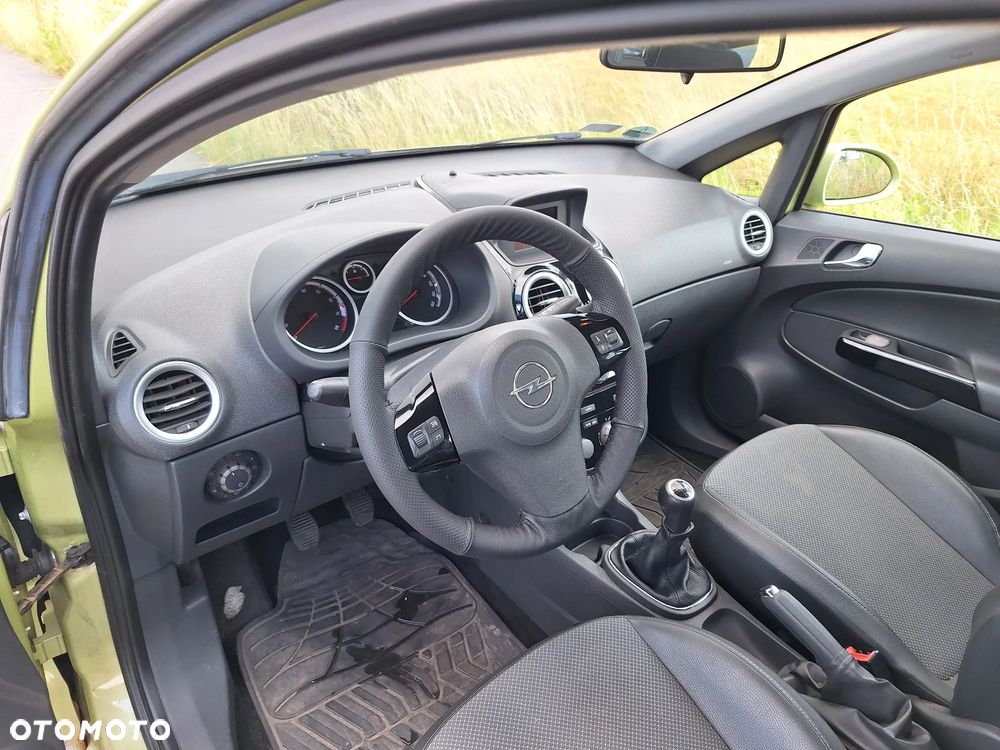 Opel Corsa 1.4 16V Cosmo - 12