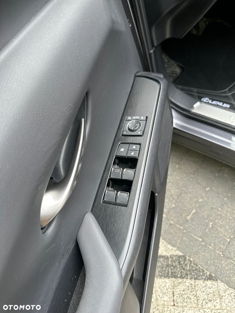 Lexus UX 300e 72.8 kWh Omotenashi 2WD - 13