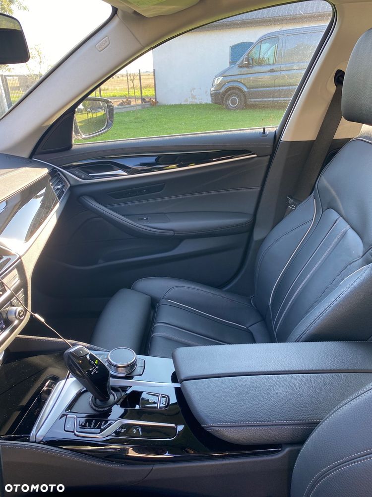 BMW Seria 5 530d Touring Luxury Line - 12