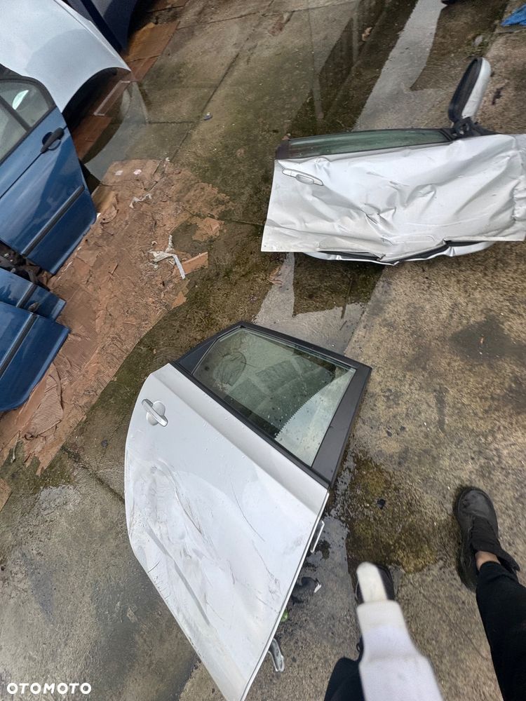 Hyundai i30 srebrny szary kolor 2R XP zderzak przód przedni pas przedni z chłodnicami lampy lampa soczewki soczewka soczewkowe maska srebrna błotnik prawy lewy przedni zbiornik zbiorniczek spryskiwaczy płynu podszybie drzwi szybka prawa lewa przednia tylnia drzwi przednie tylne prawy przód prawy tył przód lewy tył lewy klapa bagażnika bagażnik zderzak tylni tył kombi lampy tył tylnie prawa lewa belka przód przednia belka tylnia tył obudowa filtra powietrza lusterko prawe lewe - 17