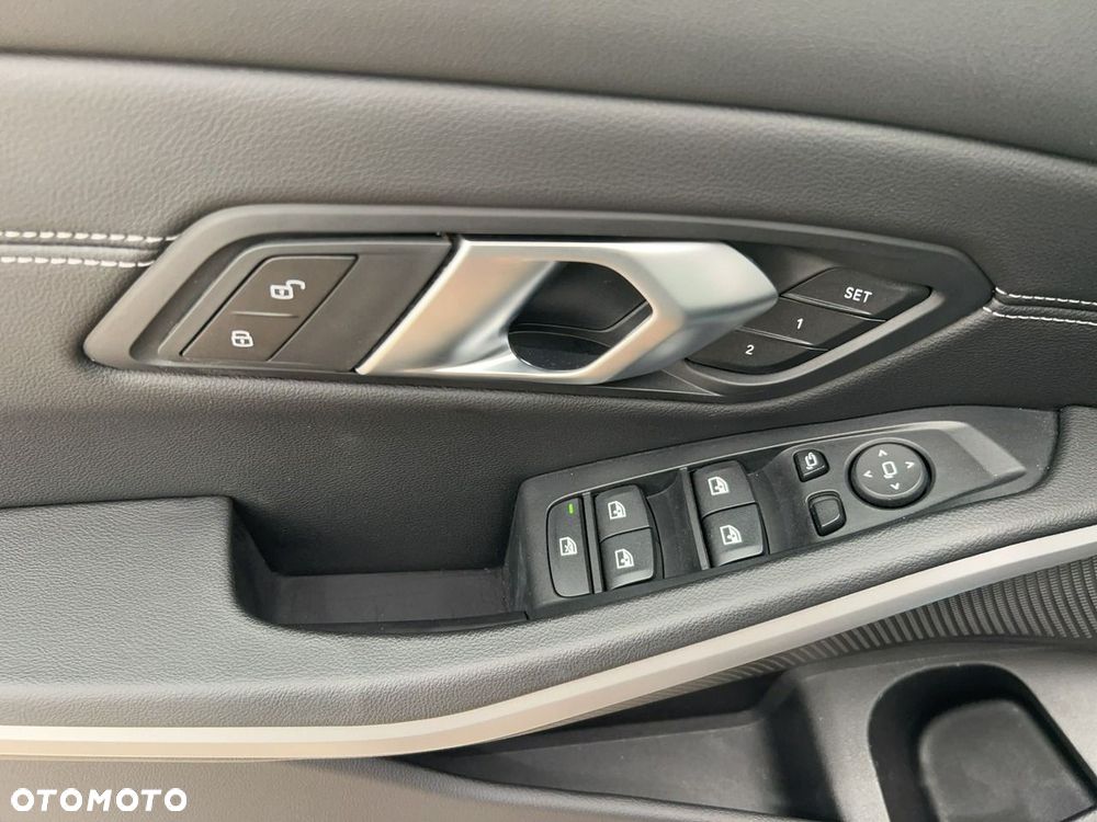BMW Seria 3 318d mHEV - 14