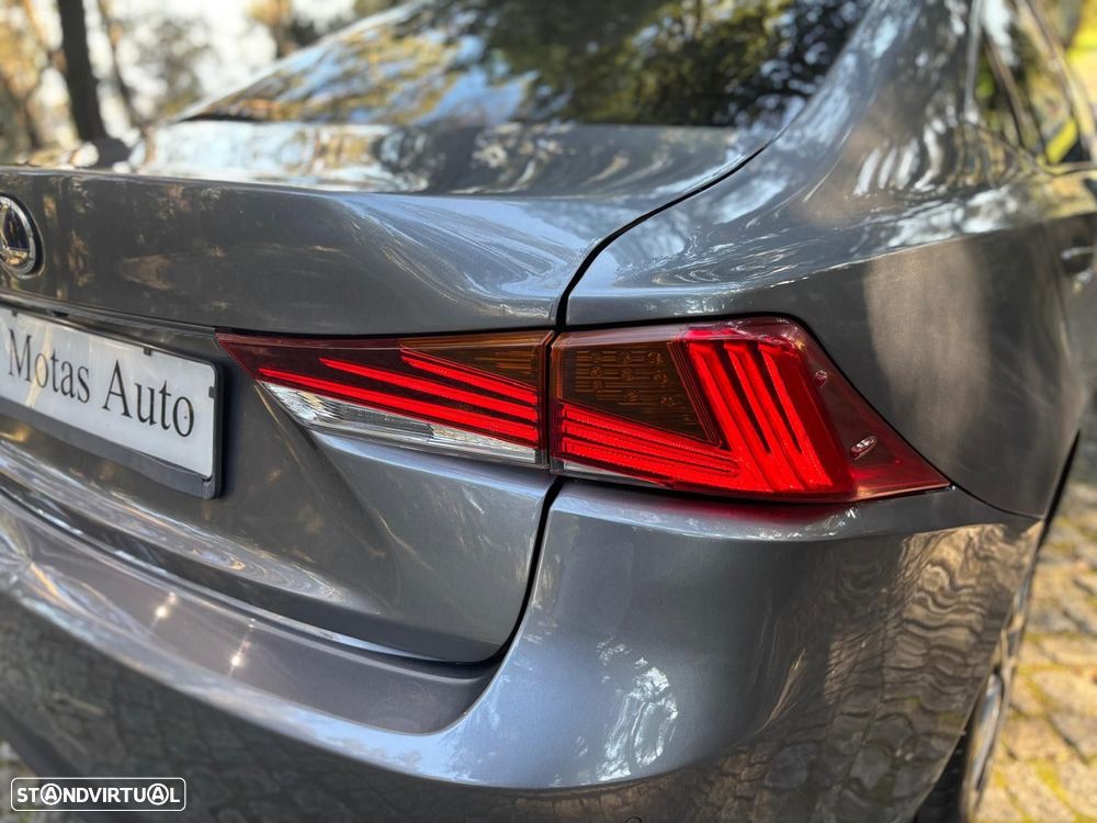 Lexus IS 300H - 12