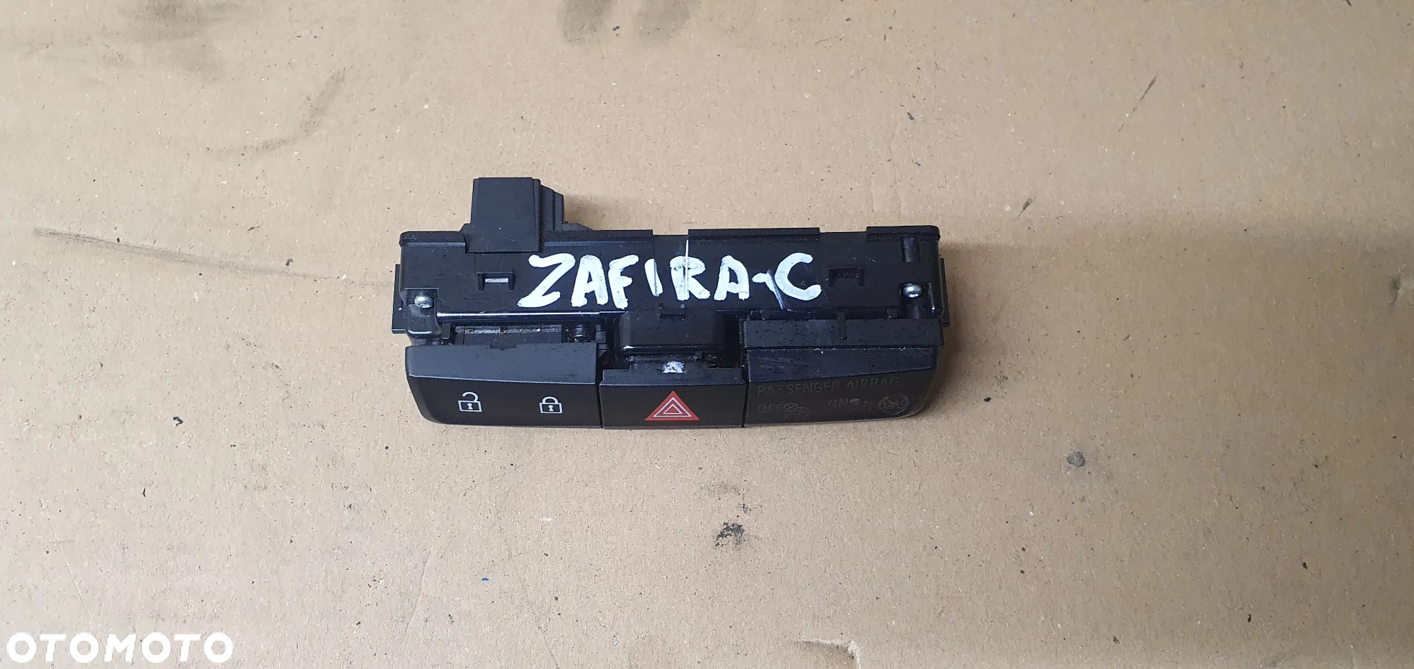 Włącznik awaryjnych centralnego zamka Opel Zafira C 20934759 - 2