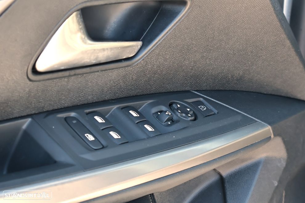 Peugeot 5008 1.2 Hybrid Allure e-DCS6 - 17