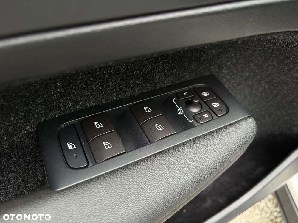 Volvo XC 40 D4 SCR AWD R-Design - 34