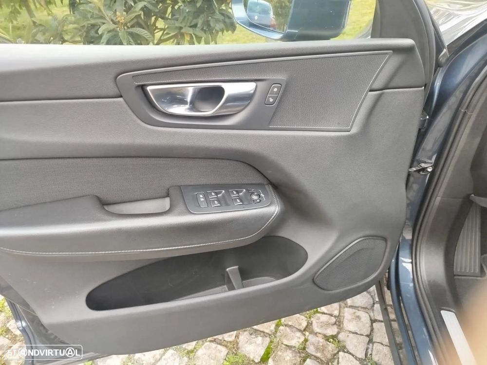 Volvo XC 60 2.0 D4 Momentum Geartronic - 12