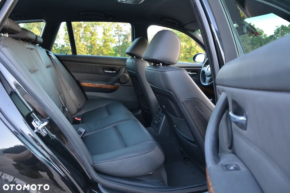 BMW Seria 3 330xi - 27