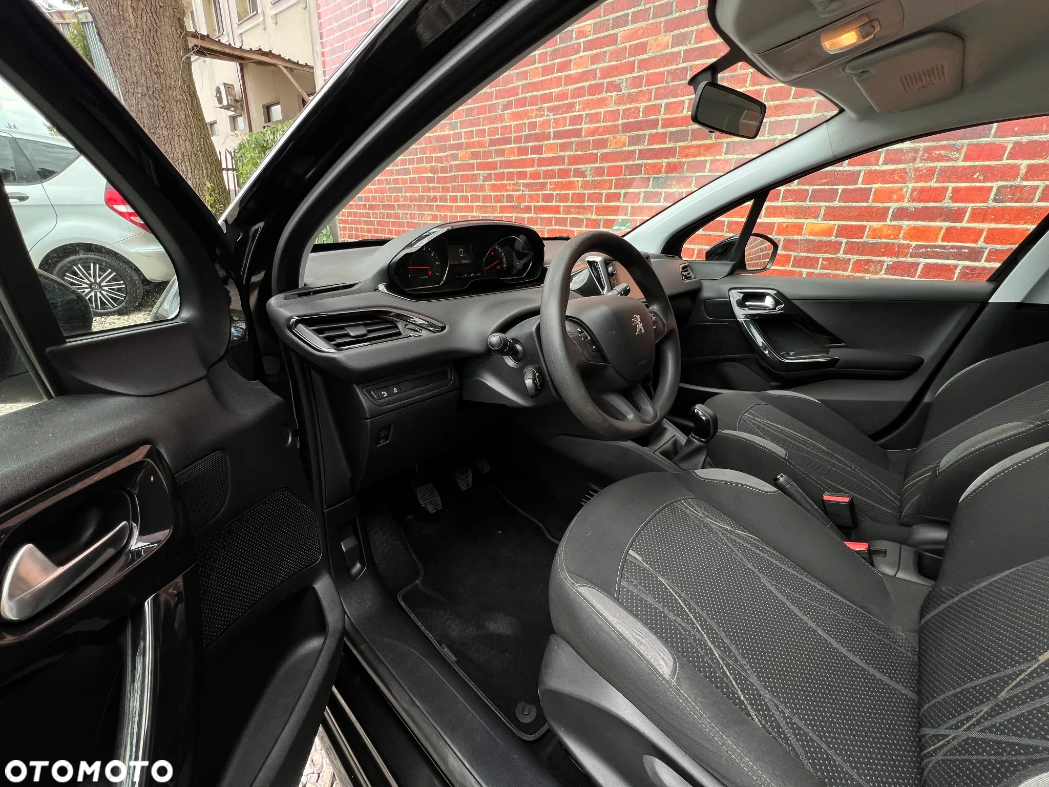 Peugeot 208 - 8