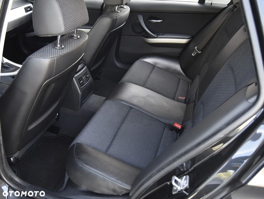 BMW Seria 3 320d xDrive DPF - 19