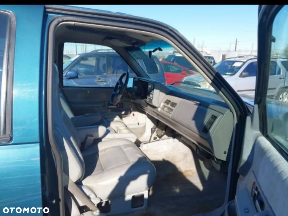 Chevrolet Suburban - 5