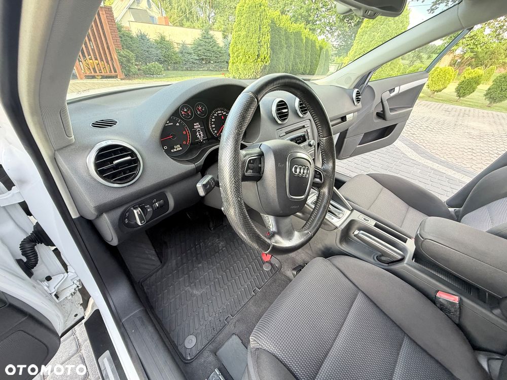 Audi A3 Sportback 1.6 TDI DPF S tronic S line Sportpaket - 19