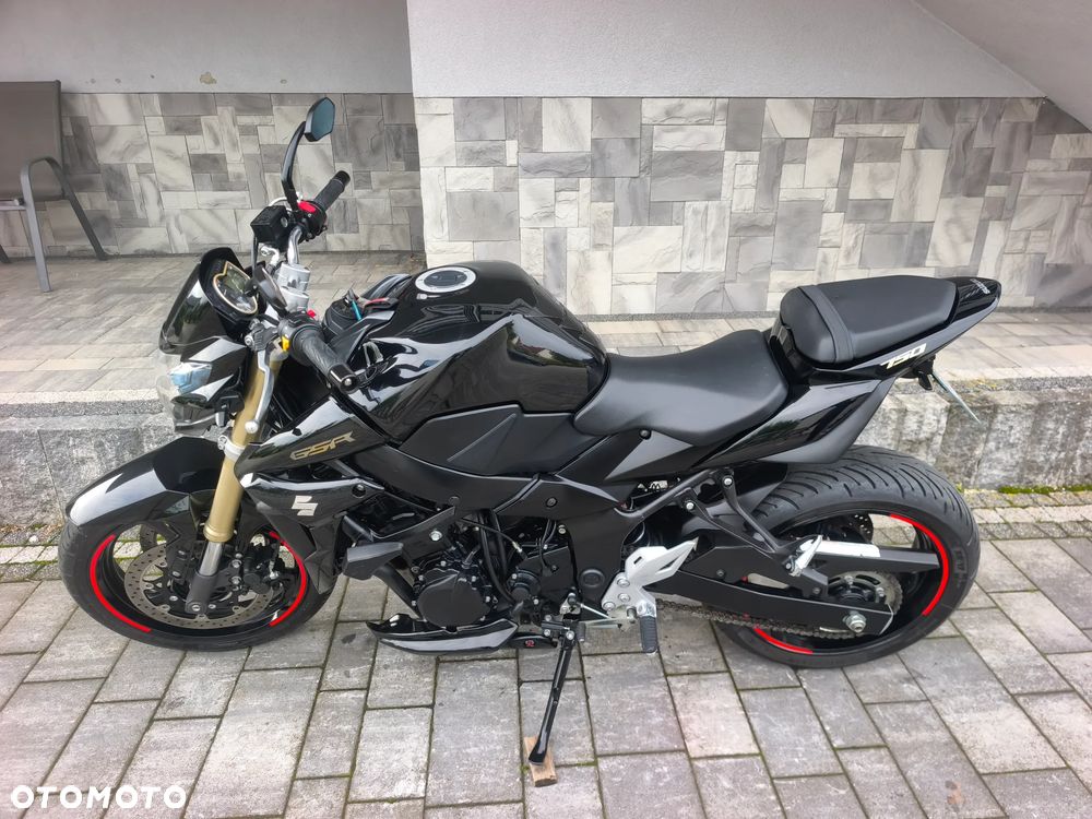 Suzuki GSR - 23