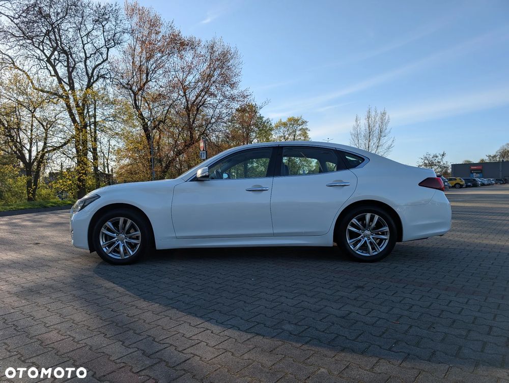 Infiniti Q70 - 11