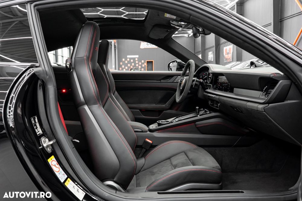 Porsche 911 Carrera 4 GTS PDK - 11