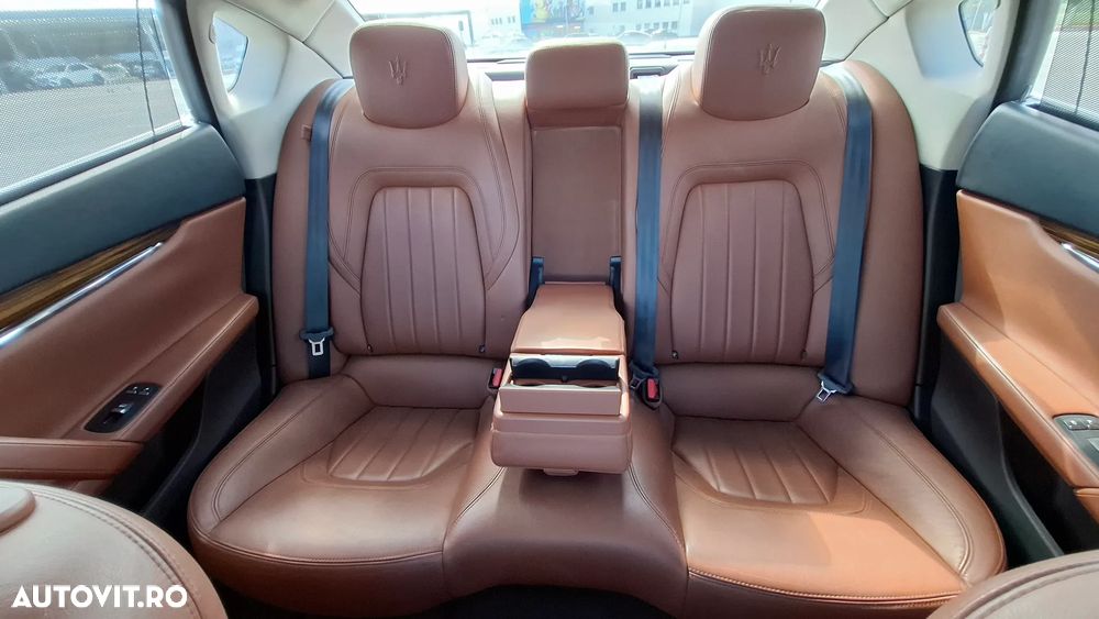 Maserati Quattroporte - 12