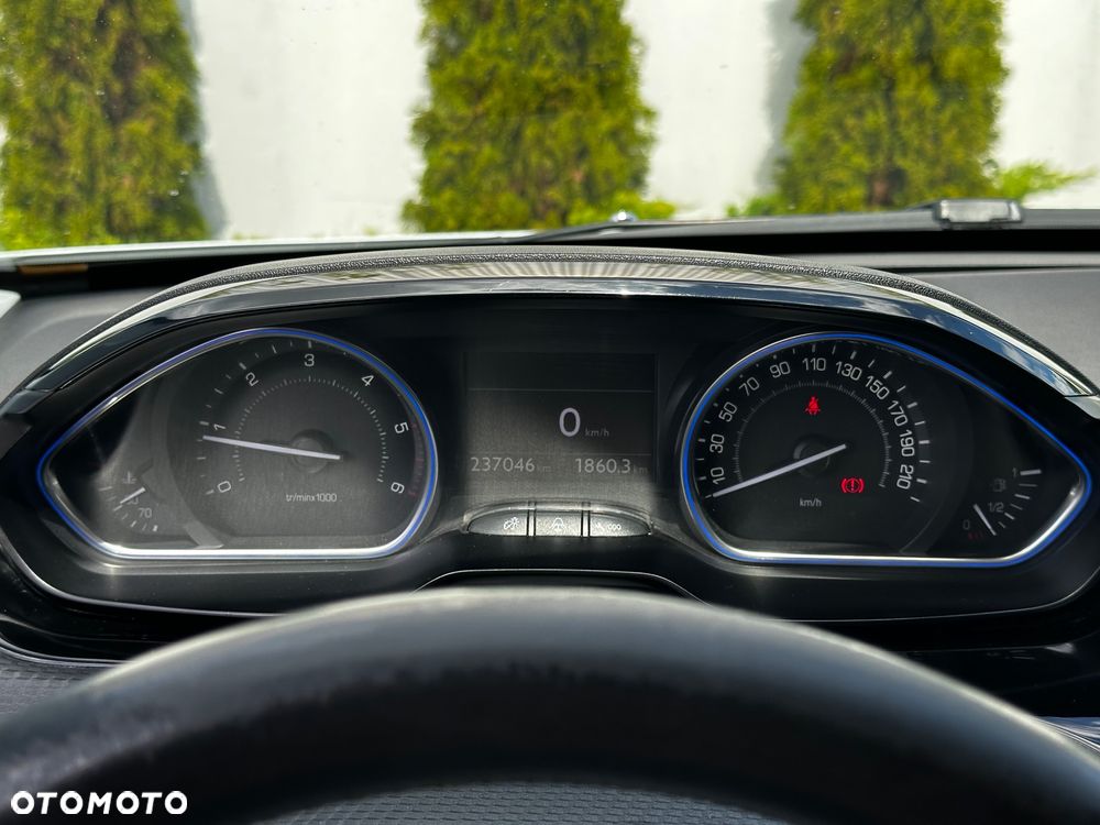 Peugeot 2008 1.6 e-HDi Allure S&S - 21