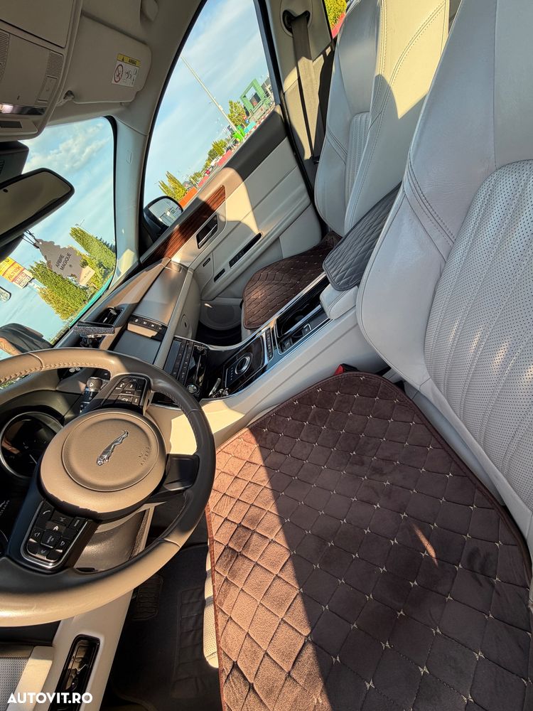 Jaguar XF 20d AWD Portfolio - 8