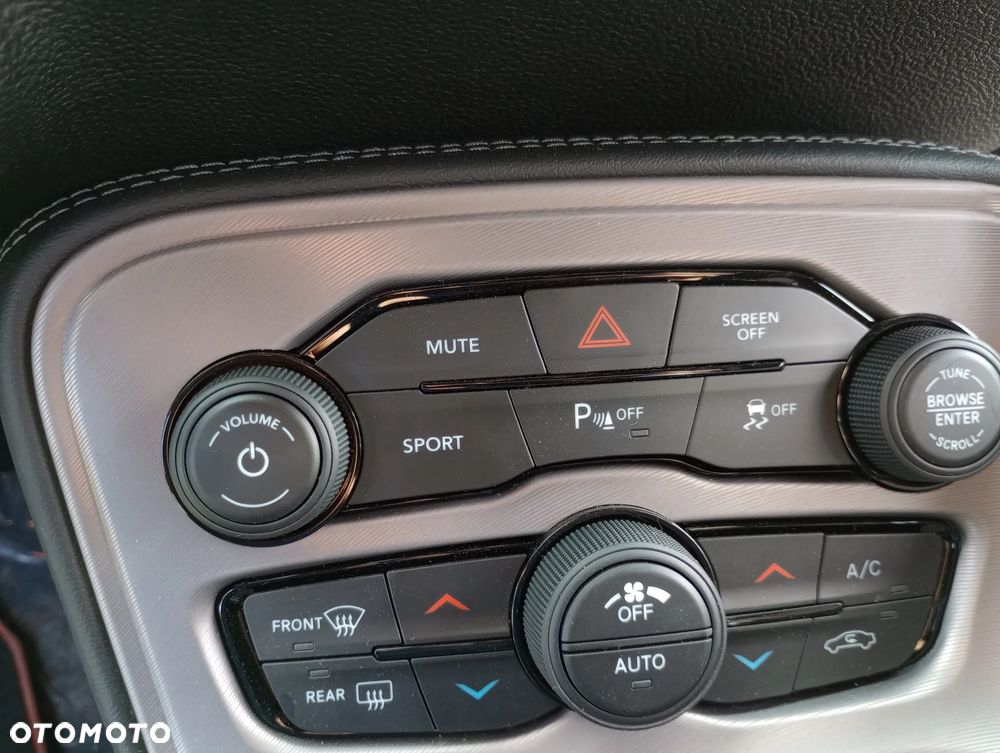 Dodge Challenger - 8