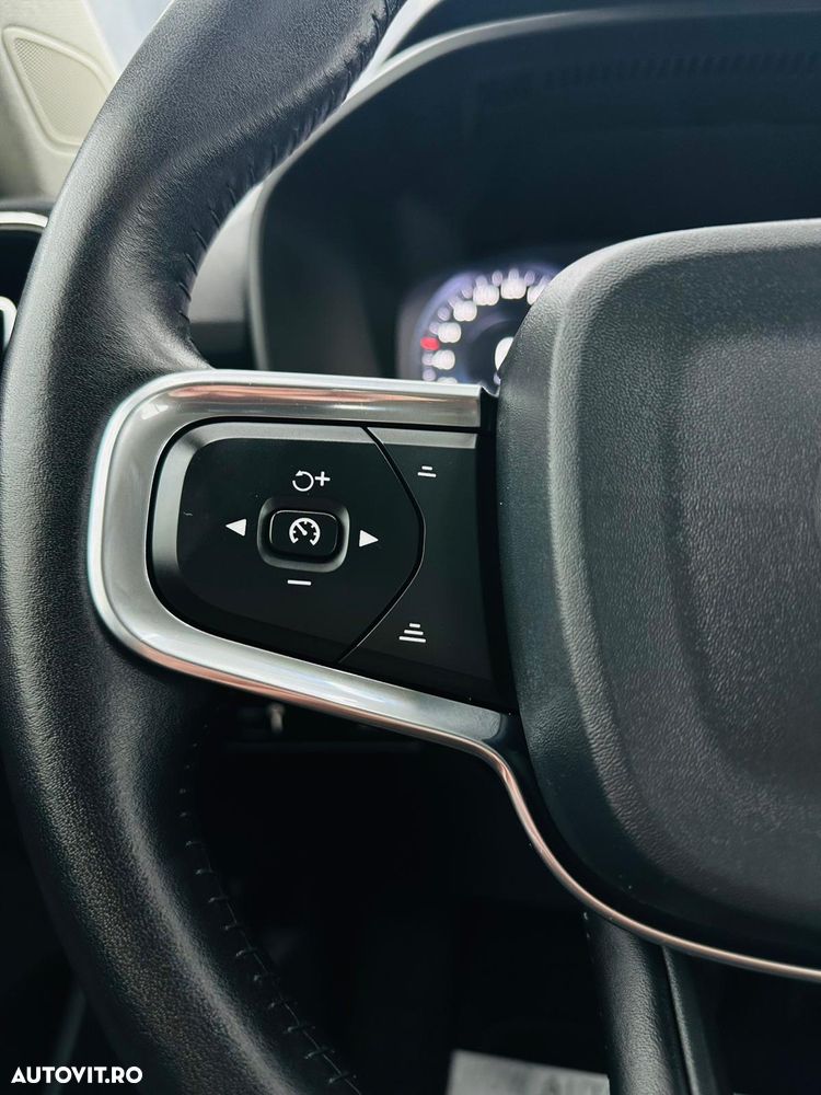 Volvo XC 40 T3 Geartronic Momentum Pro - 31