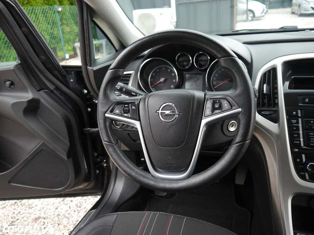 Opel Astra 1.6 150 Jahre - 9