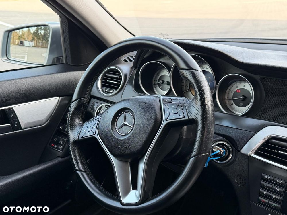 Mercedes-Benz Klasa C 180 CGI BlueEFFICIENCY Avantgarde - 32