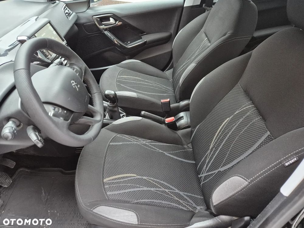 Peugeot 208 - 13