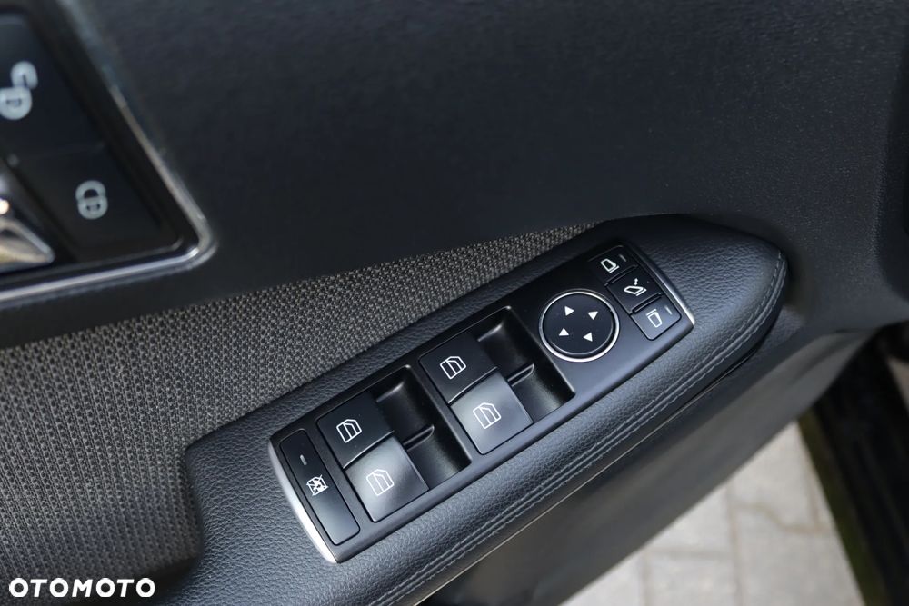 Mercedes-Benz Klasa E 200 CGI BlueEffICIENCY Avantgarde - 32