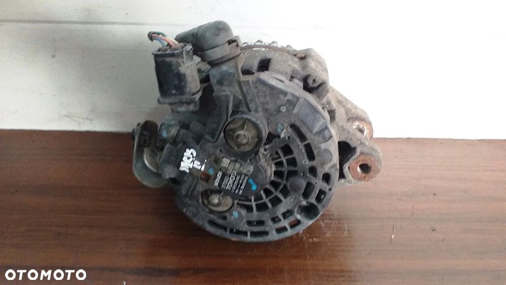 Alternator Toyota Yaris II 1.3 B 27060-0J061 0124225053 - 3