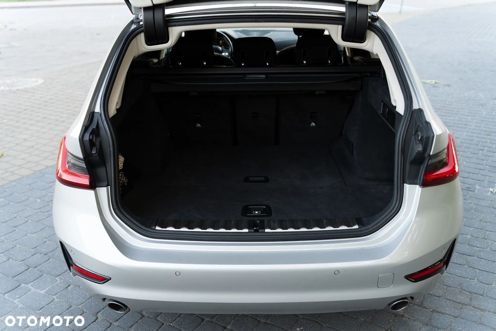 BMW Seria 3 318d MHEV - 17