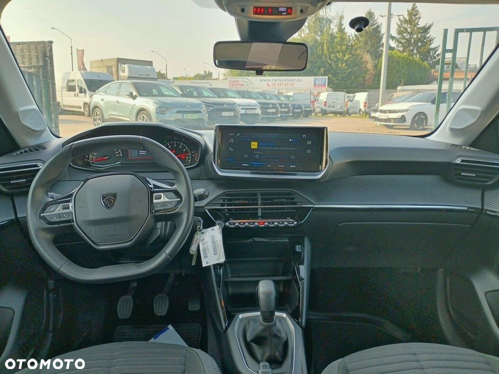 Peugeot 208 - 8