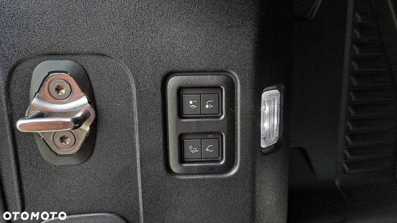 Land Rover Defender - 36
