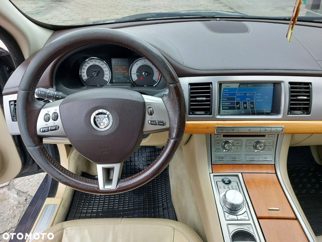 Jaguar XF 2.7 V6 D Premium Luxury - 26