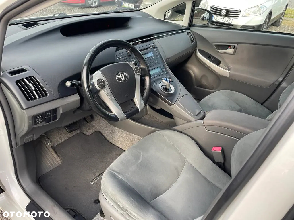 Toyota Prius (Hybrid) Executive - 12