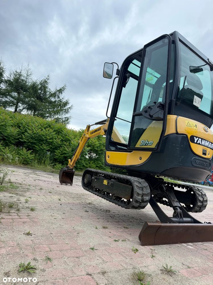 Yanmar SV18 Koparka Gąsienicowa 2 tony. Długie ramię PLUS. Szybkozłącze plus łyżka kopiąca. Rozsuwane Hydr. podwozie! Sprowadzona z Gospodarstwa Norweskiego! Maszyna jak Nowa z Salonu! 2017 rok. 1200 mtg! Gąsienice bez zużycia jak Nowe! szybka wolna jazda. Ani deka luzów i wycieków. OKAZJA Dodatkowe sekcje Hydrauliczne pod młot i wiertnice. Fabryczny lakier na podzespołach! Zebatki w pięknym stanie. Ogrzewana wentylowana Kabina. OKAZJA TANIO - 17