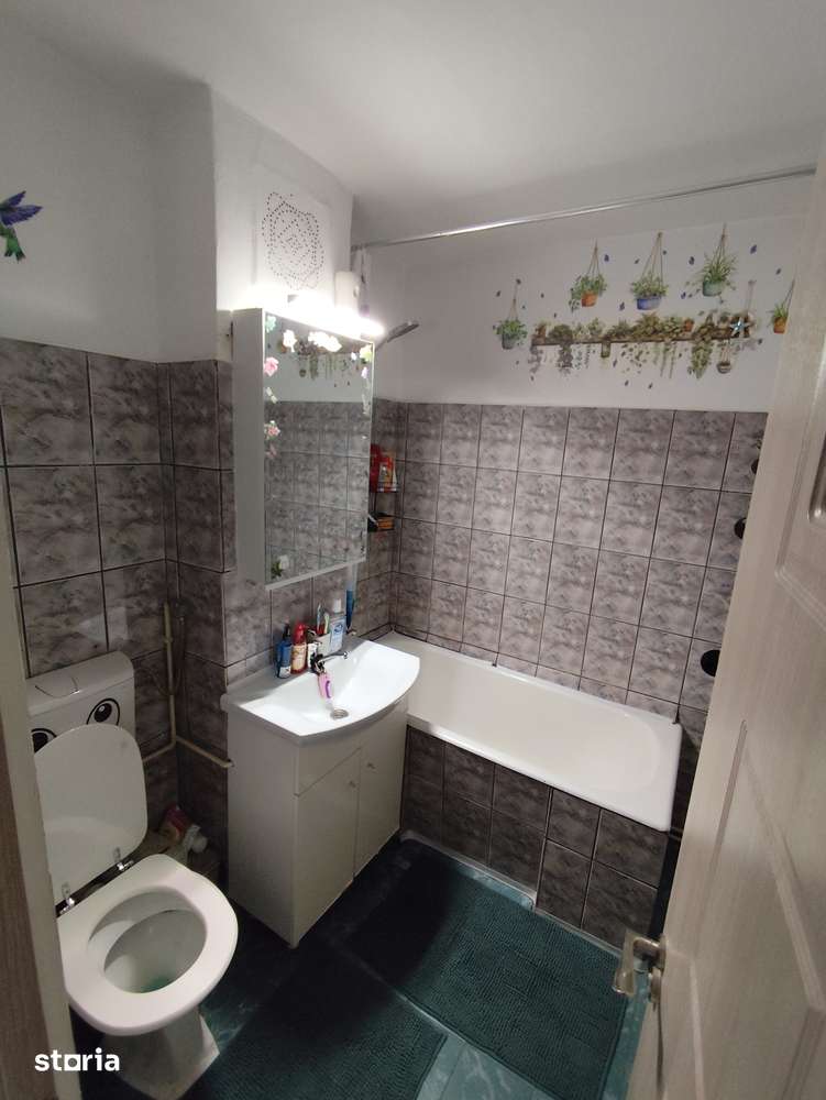 Ofer spre închiriere apartament decomandat cu 3 camere in Valea Aurie — fotografia 2