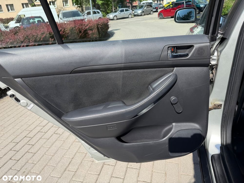 Toyota Avensis - 28