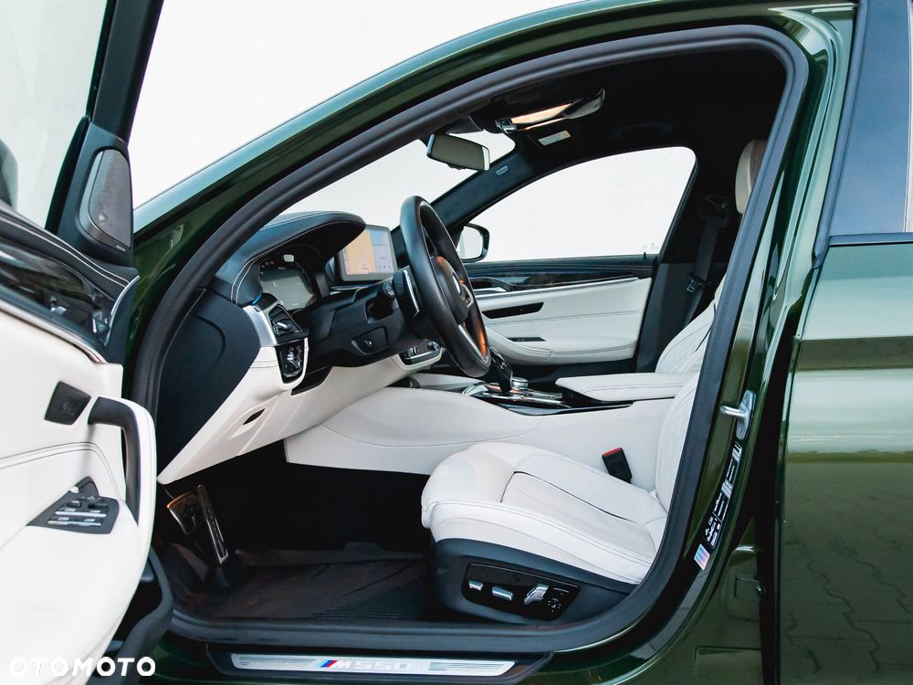 BMW Seria 5 M550i xDrive - 29