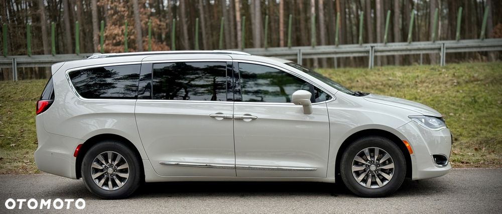 Chrysler Pacifica - 5