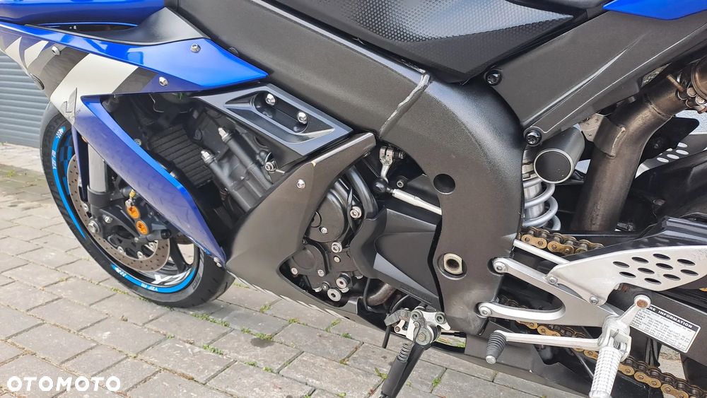 Yamaha R1 - 32