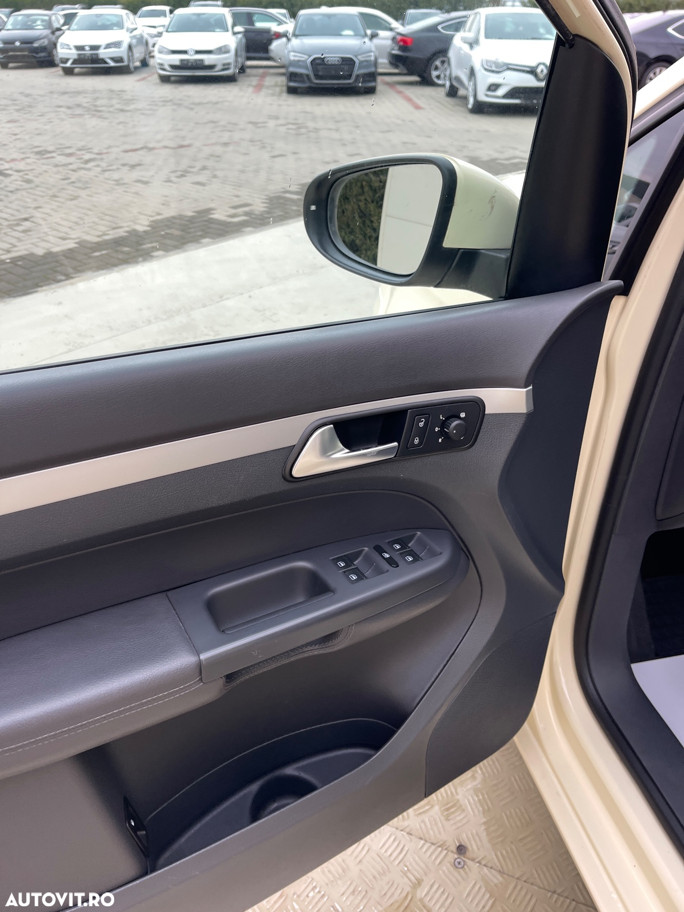 Volkswagen Touran 2.0 TDI DSG Comfortline - 32