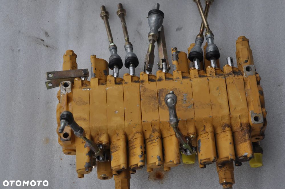 Rozdzielacz hydrauliczny Yanmar SV08 - 2
