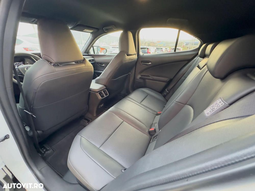 Lexus UX 250h FWD Executive - 18