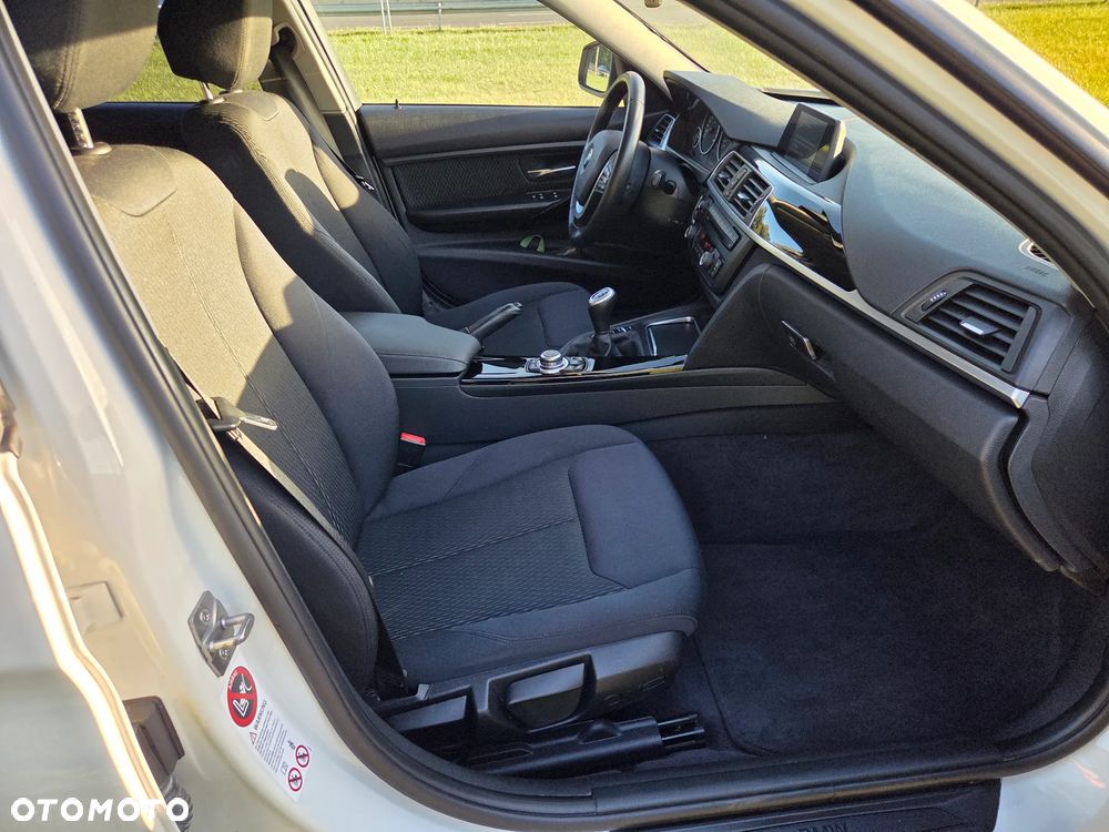 BMW Seria 3 318d xDrive - 13